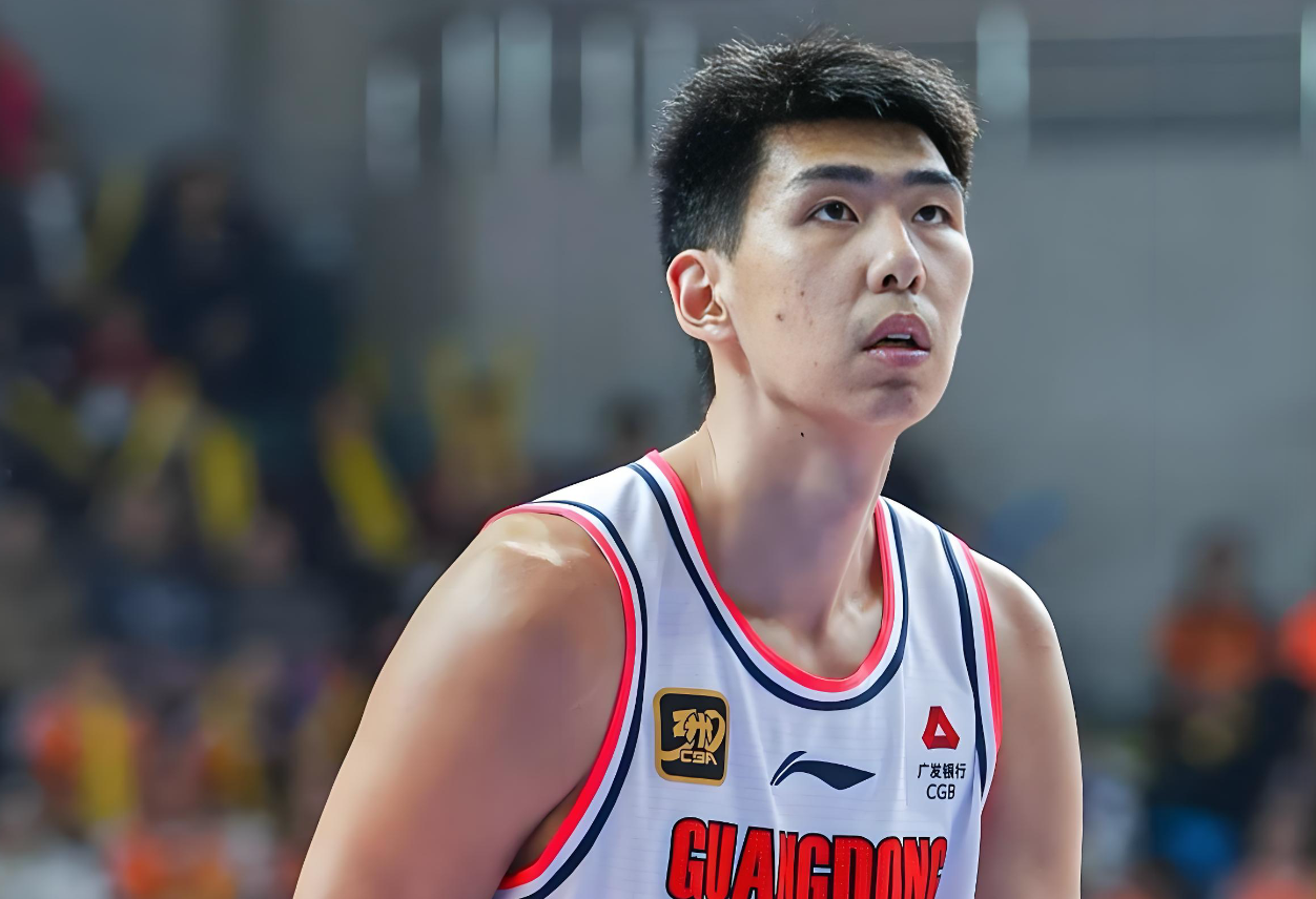 Leyu Sports-连续盖帽!CBA解说点赞徐昕:进步肉眼可见,广州队内线支柱