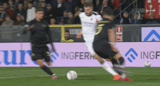 1771026632843074326.gif leyu.com-【意甲】莫德里奇制胜豁牙失点 AC米兰2比1客胜比萨