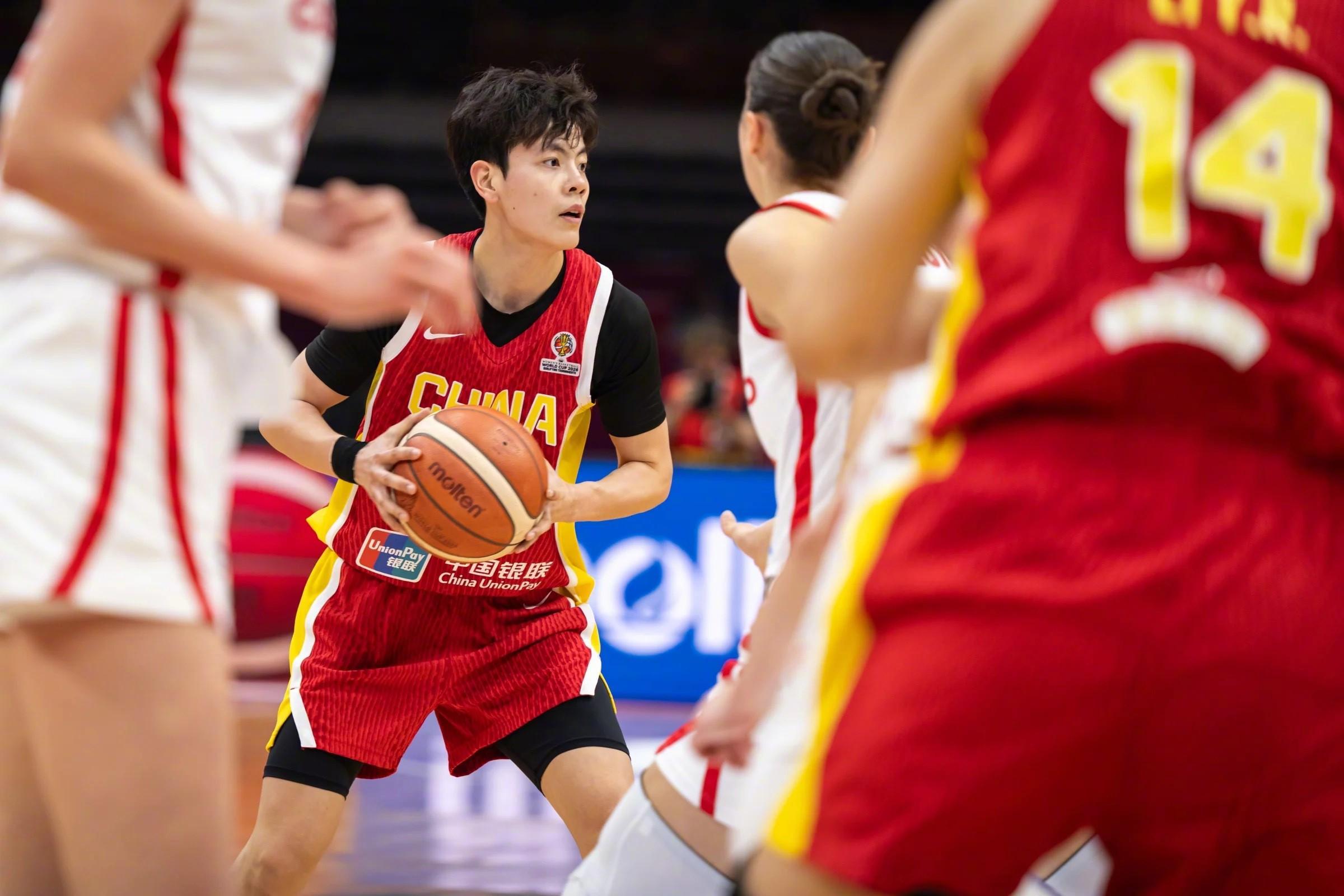 乐鱼体育APP-苏群:中国女篮后面很难有李梦了;张子宇跟现代篮球节奏脱节