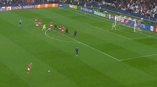 1769653898953080586.gif 乐鱼vip注册-本菲卡门将:替补席上每个人都叫我冲上去争头球