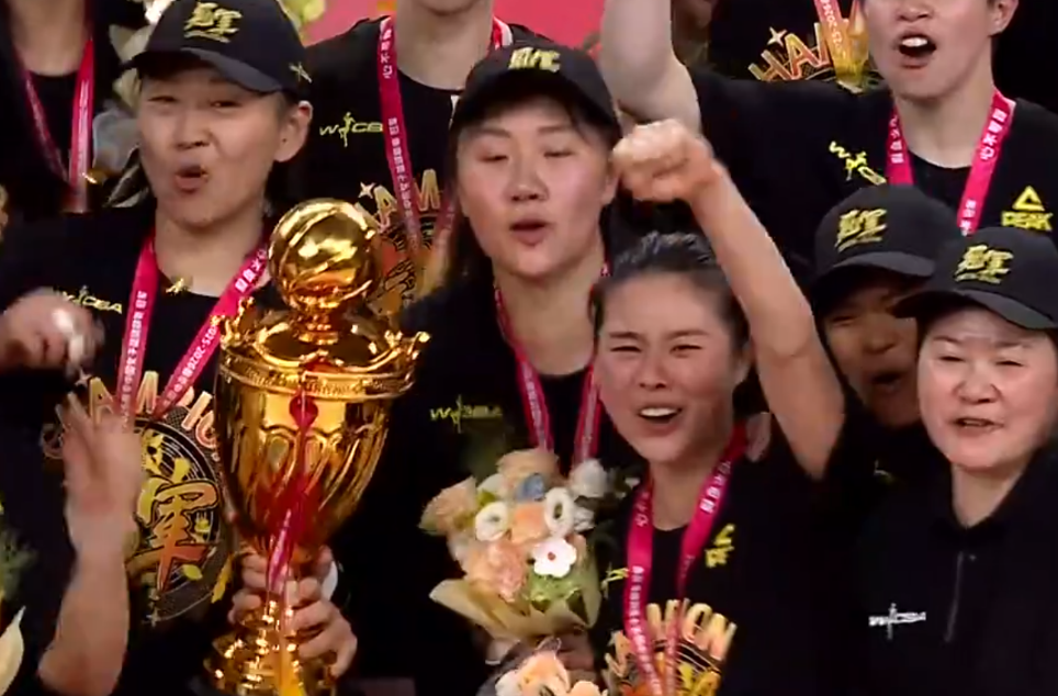 乐鱼体育APP-王思雨颁奖笑成花儿！获金球奖励成关键之王 大方展示金牌超飒
