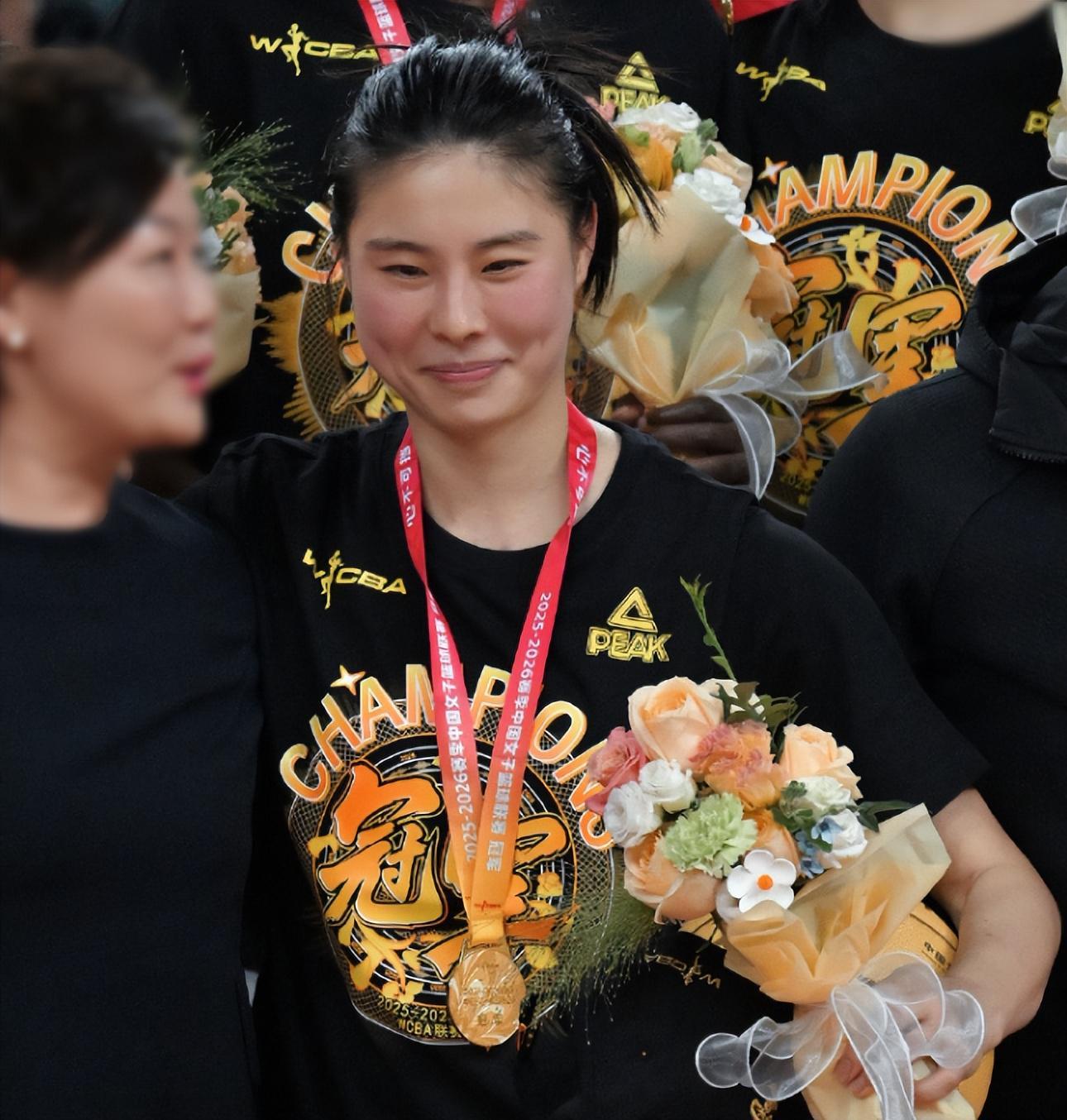 乐鱼体育APP-王思雨颁奖笑成花儿！获金球奖励成关键之王 大方展示金牌超飒